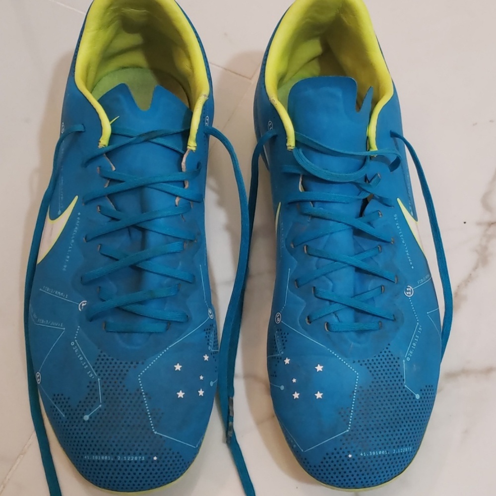 Nike 5.5 Y boy  outdoor soccer cleats.